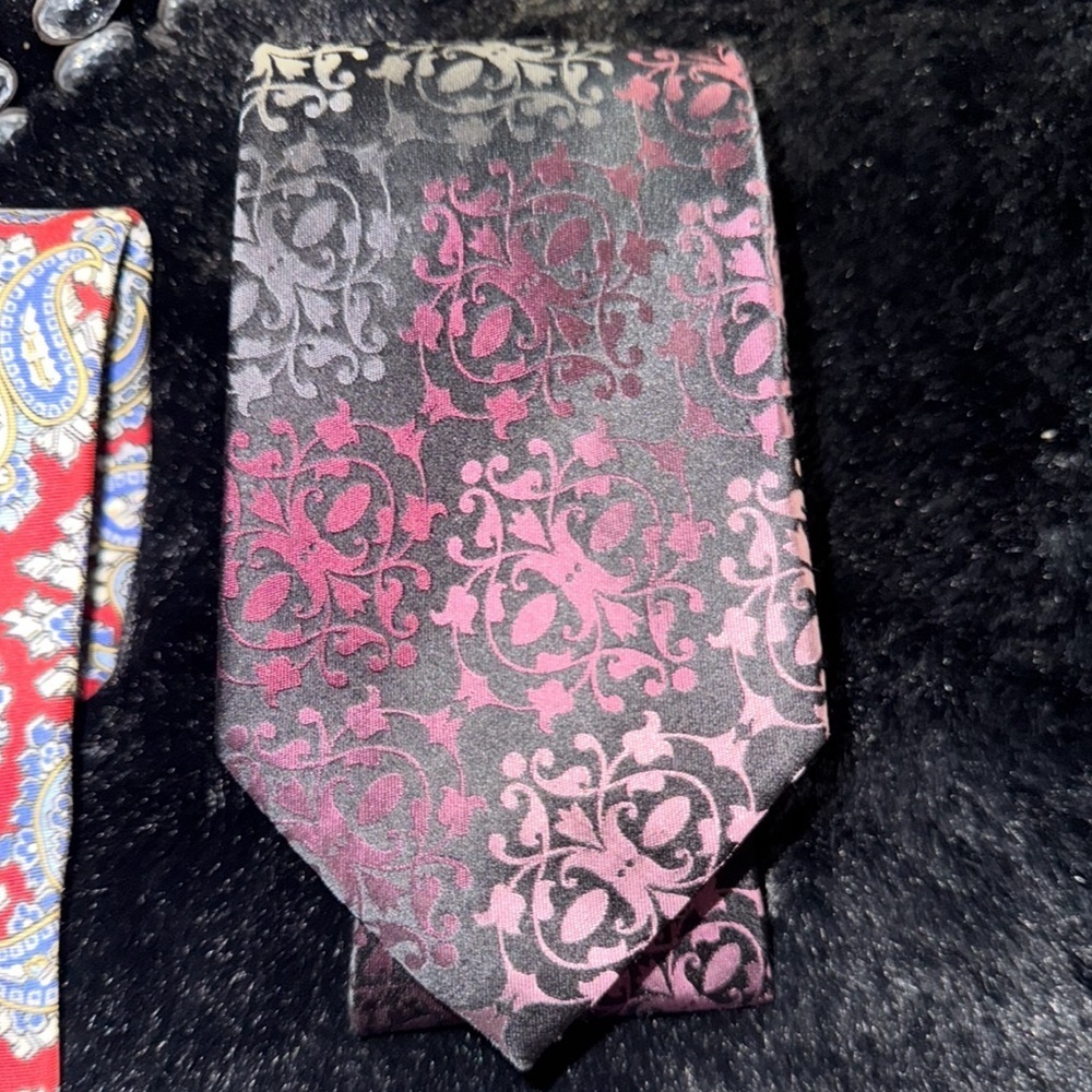 Sophisticated Alfani Tie - Gradient paisley pattern of pink, gray, and white.